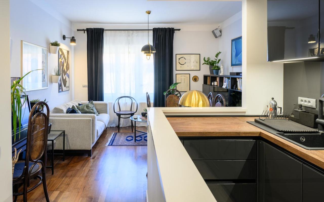Designer Two-Bedroom Apartment สปลิท ภายนอก รูปภาพ