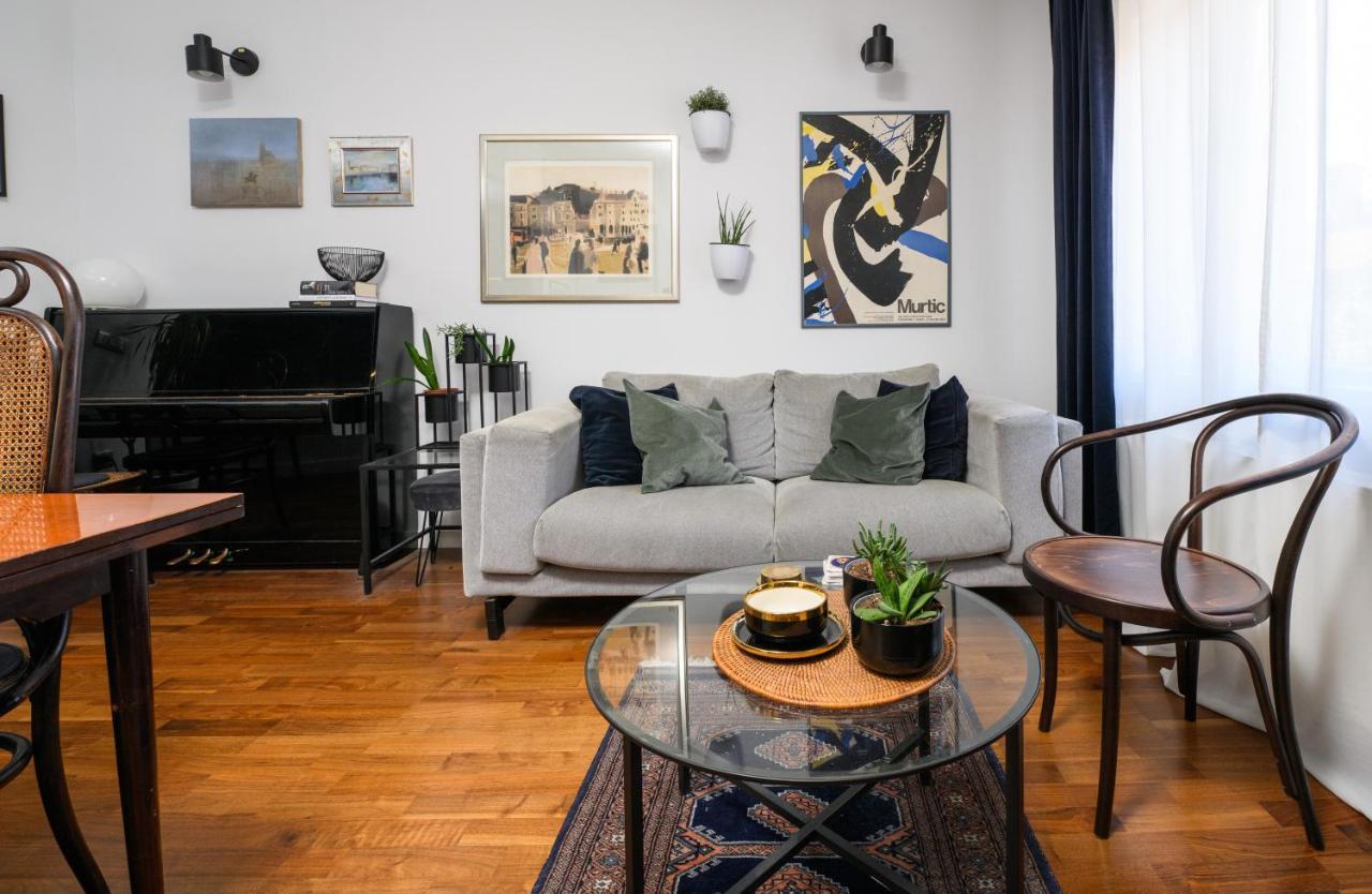 Designer Two-Bedroom Apartment สปลิท ภายนอก รูปภาพ