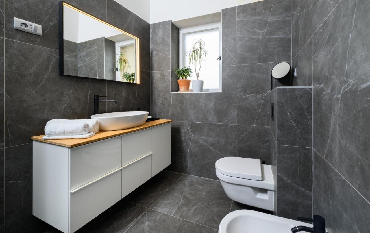 Designer Two-Bedroom Apartment สปลิท ภายนอก รูปภาพ