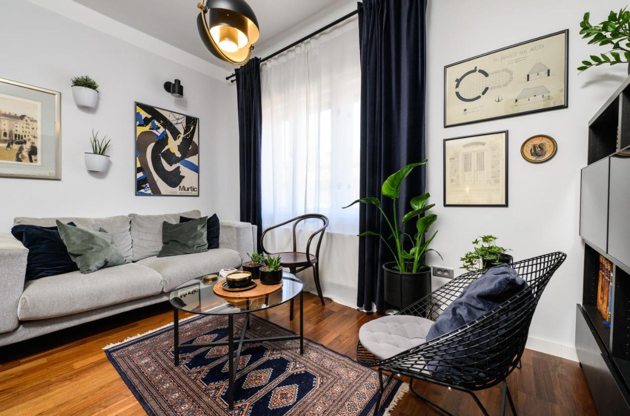 Designer Two-Bedroom Apartment สปลิท ภายนอก รูปภาพ